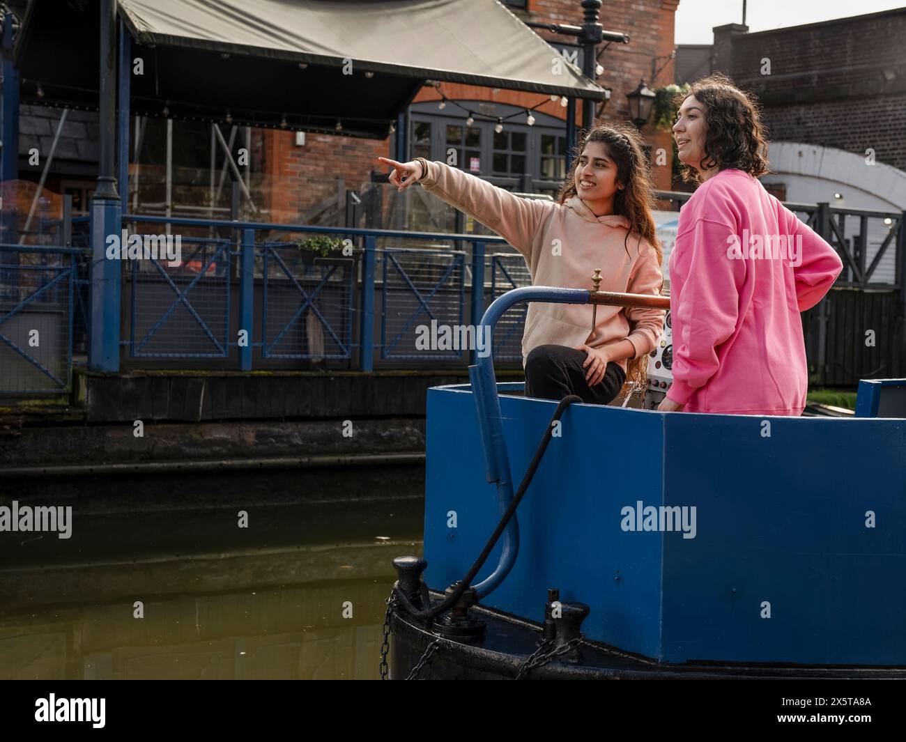 Zwei Freundinnen am Heck des Bootes Stockfoto