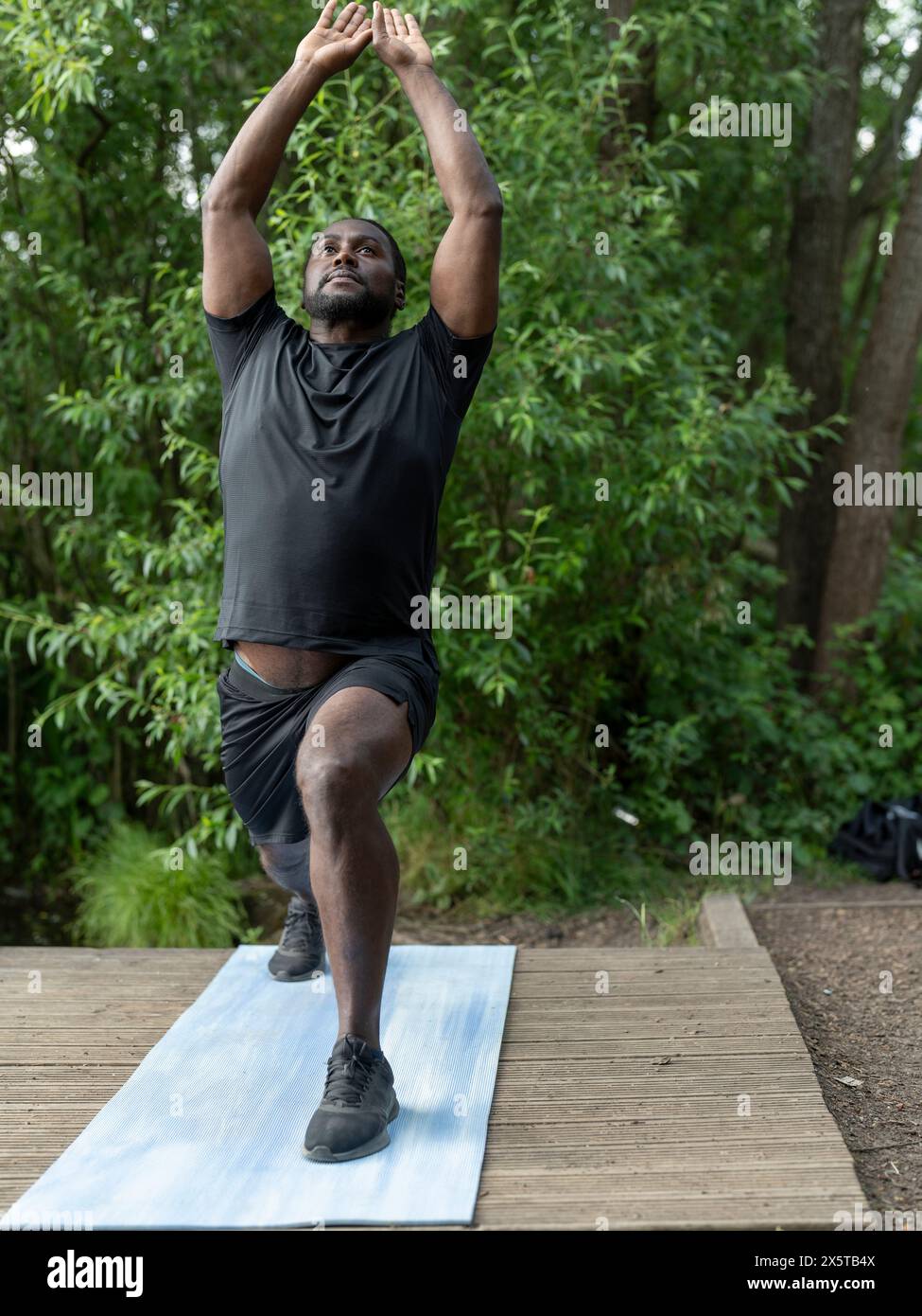 Menschen praktizieren Yoga im park Stockfoto