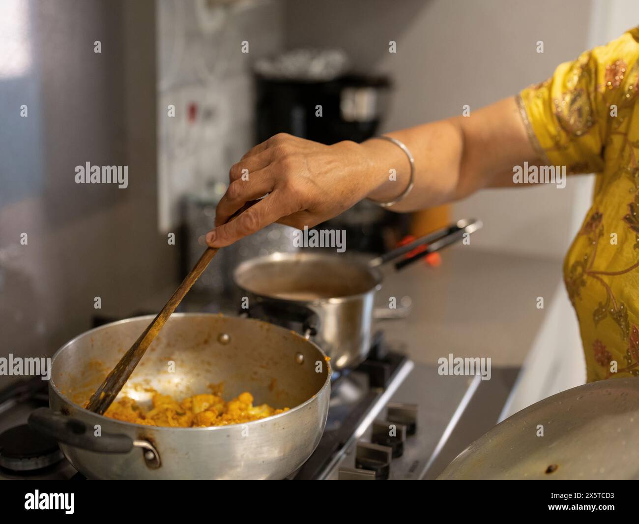 Frau, die zu Hause ein traditionelles Essen kocht Stockfoto