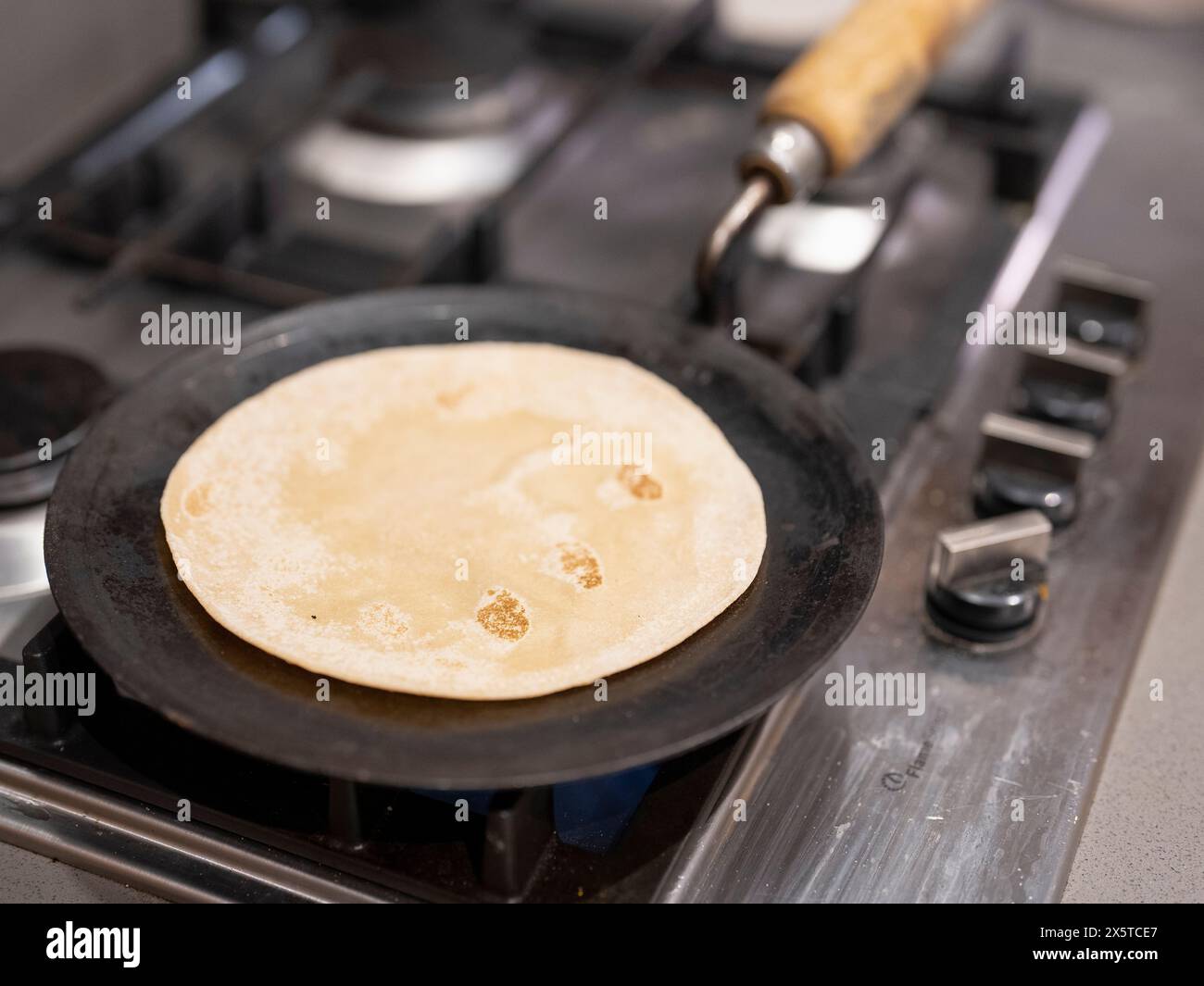 Nahaufnahme von Naan-Brot auf der Pfanne Stockfoto