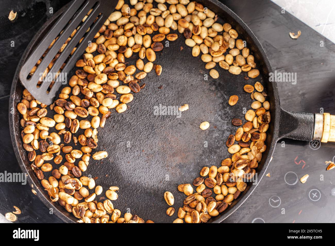 Mittelgroße geröstete Kaffeebohnen, die in einer Pfanne geraucht werden. Kopierbereich. Ausgewählter Fokus. Hochwertige Fotos Stockfoto