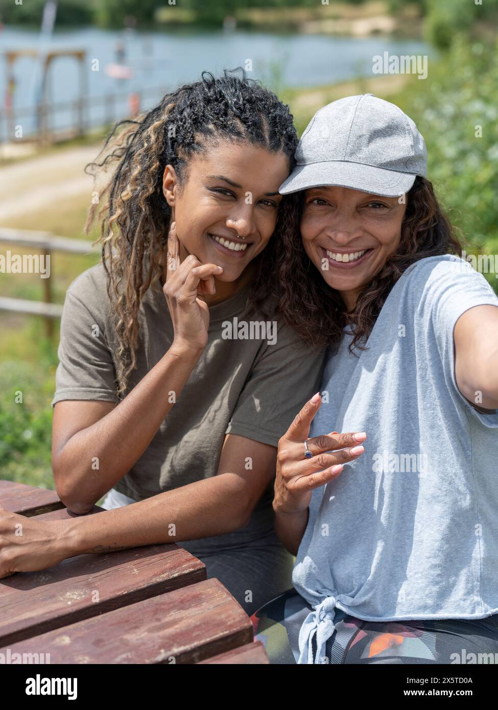 Porträt lächelnder Frauen, die am Picknicktisch sitzen Stockfoto