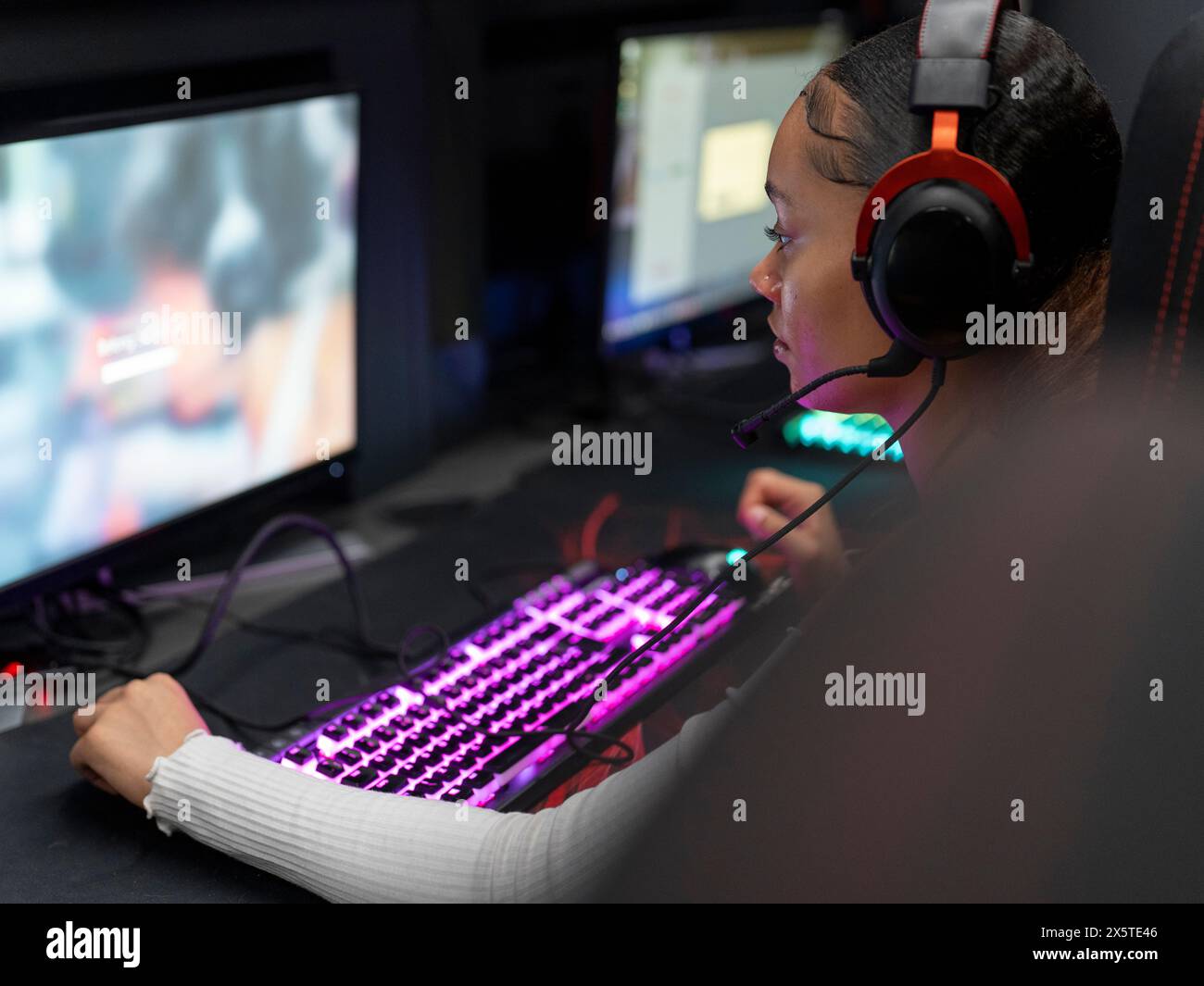 Gamer, der im Gaming-Club am Computer spielt Stockfoto