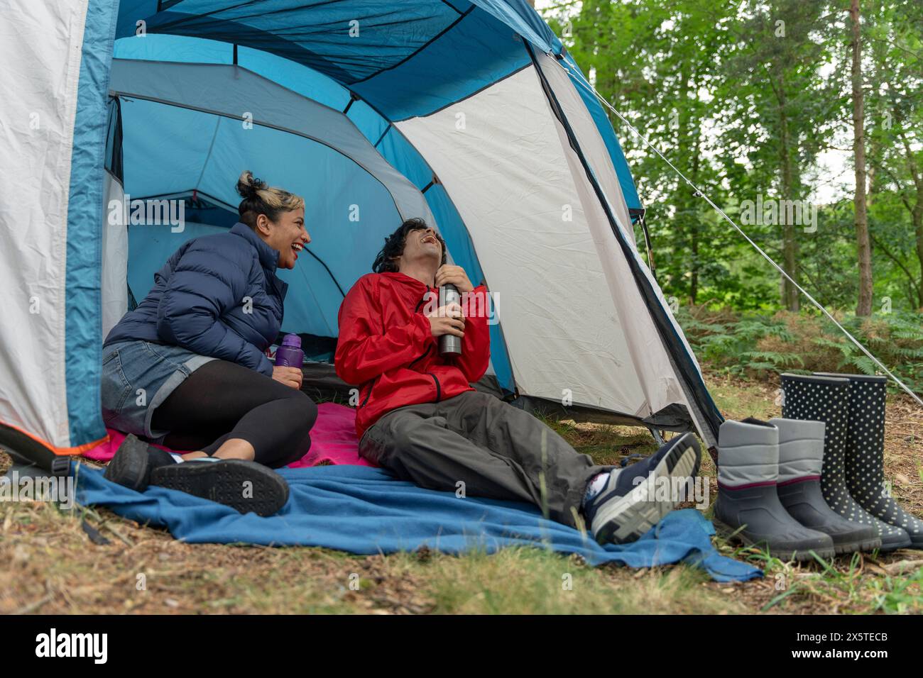 Mutter und Sohn campen im Wald Stockfoto