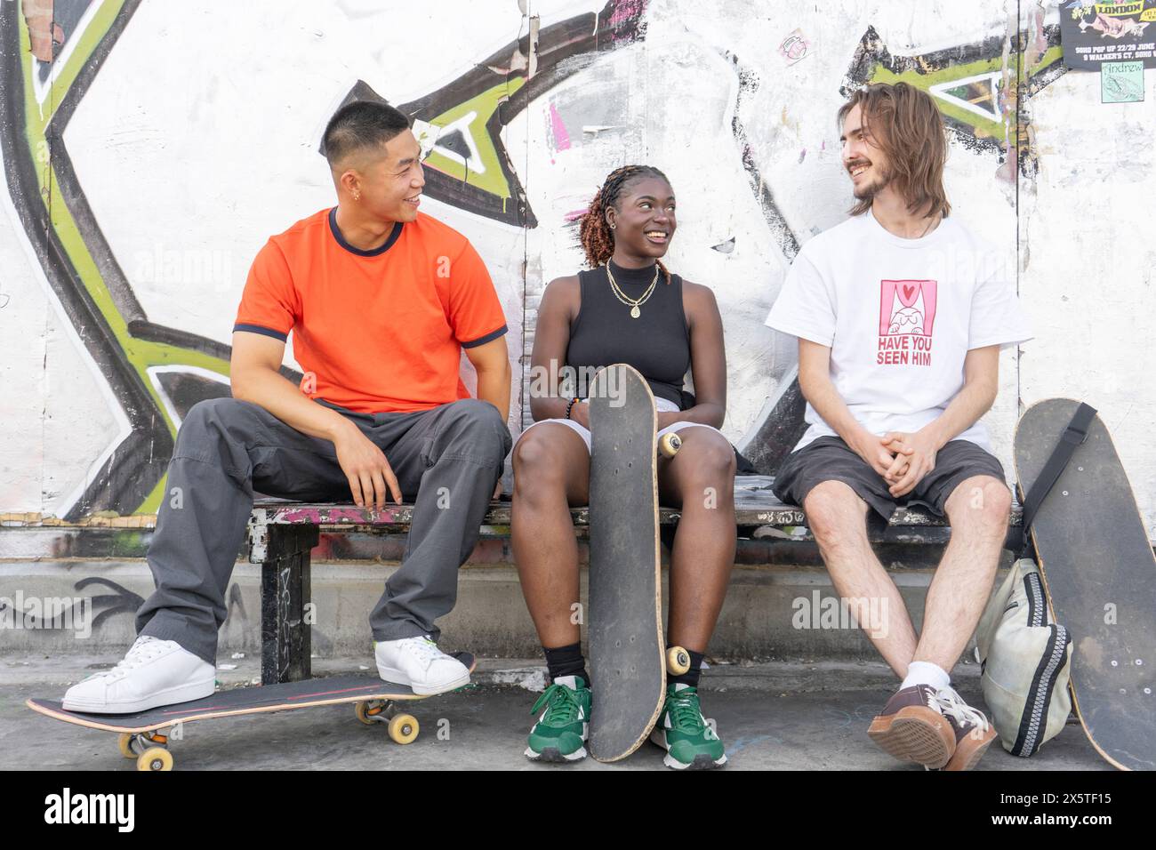 Gruppe junger Freunde mit Skateboards Stockfoto