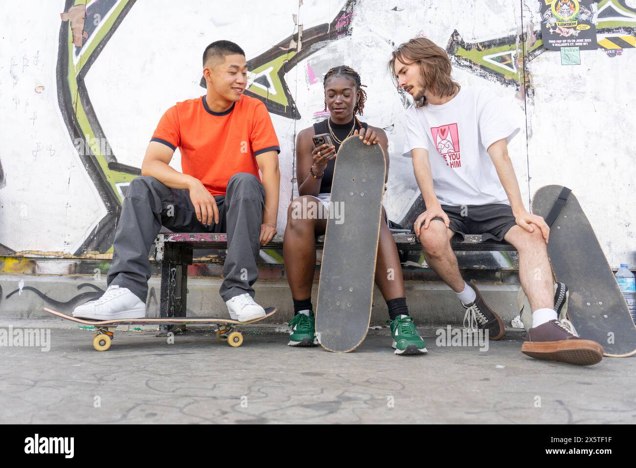 Gruppe junger Freunde mit Skateboards Stockfoto