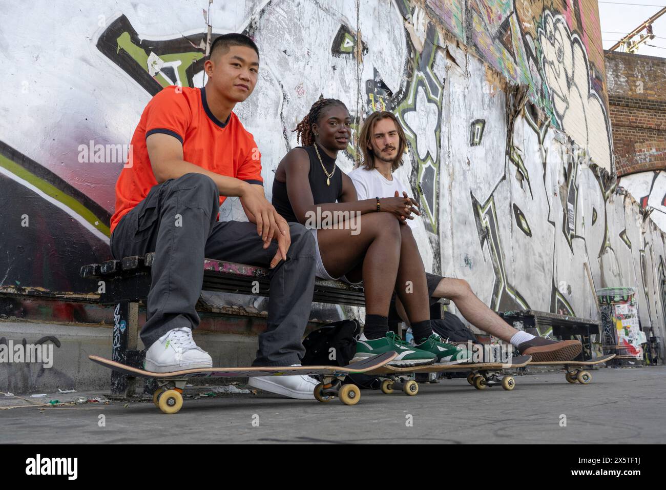 Porträt einer Gruppe junger Freunde mit Skateboards Stockfoto