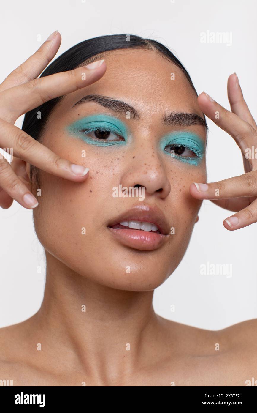 Porträt einer Frau mit schwarzem Haar und blauem Make-up Stockfoto