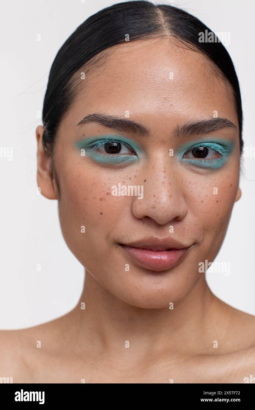 Porträt einer Frau mit schwarzem Haar und blauem Make-up Stockfoto