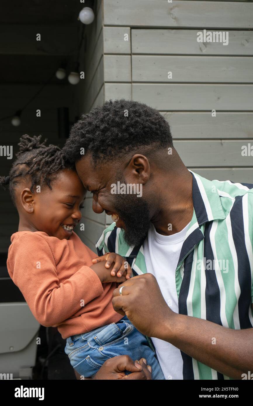 Vater und Tochter (2-3) lächeln Stockfoto