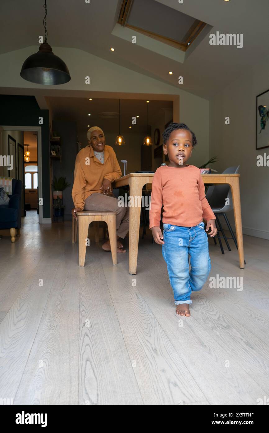 Mutter und Tochter (2-3) im Wohnzimmer Stockfoto