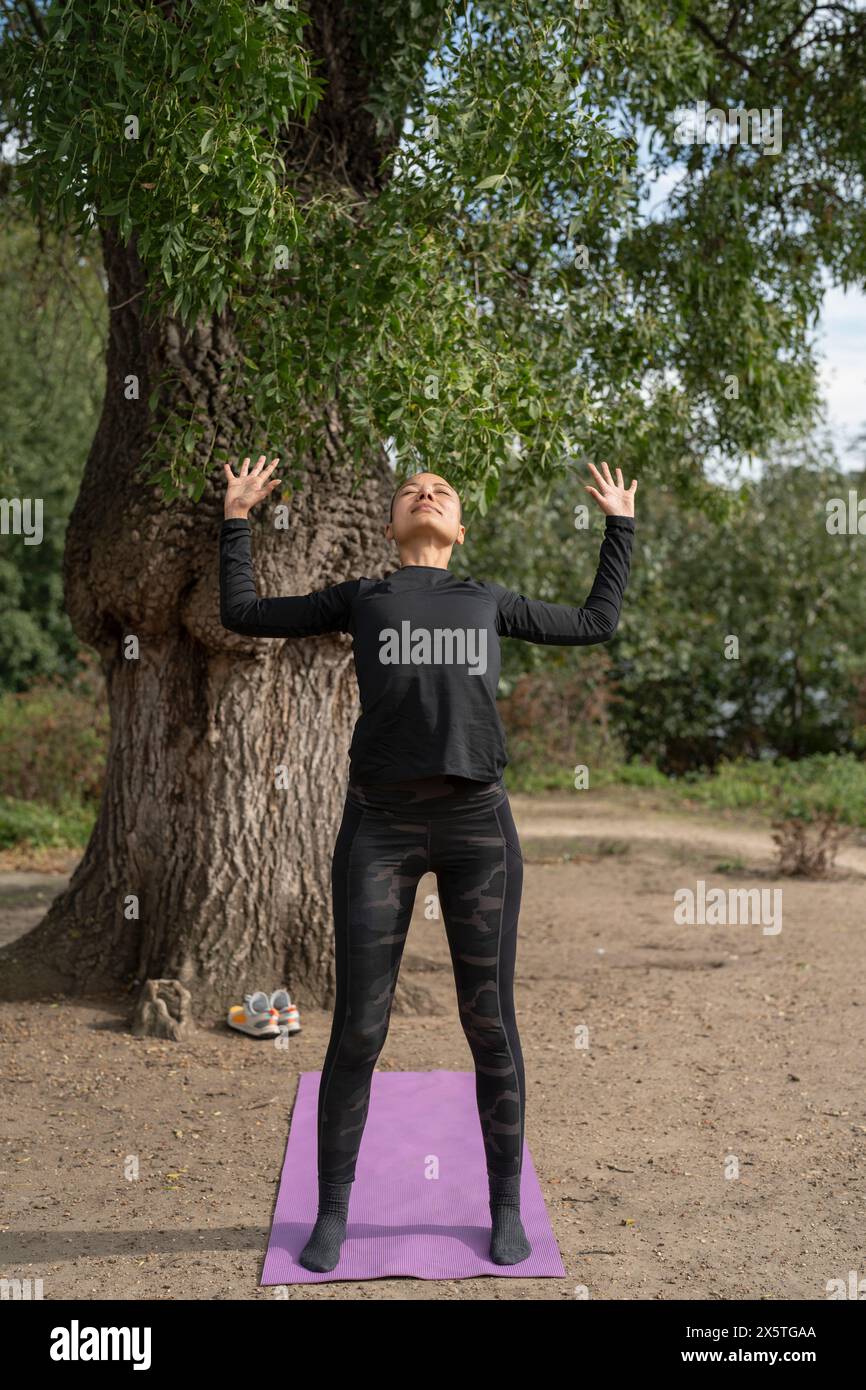 Frau praktizieren Yoga im park Stockfoto