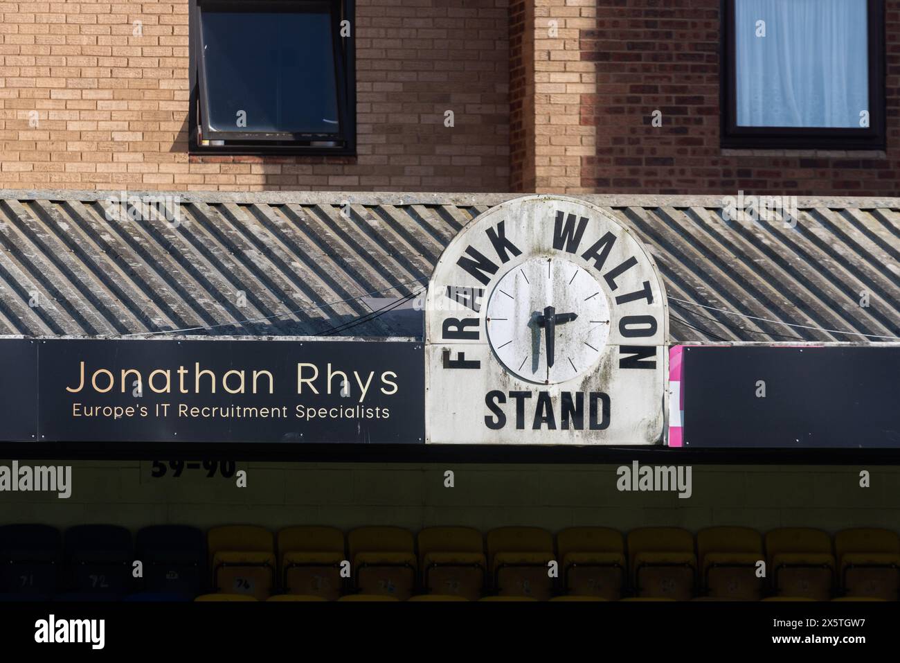 Frank Walton Stand Uhr und Name in der Roots Hall, Heimstadion von Southend Utd, Southend on Sea, Essex, Großbritannien Stockfoto