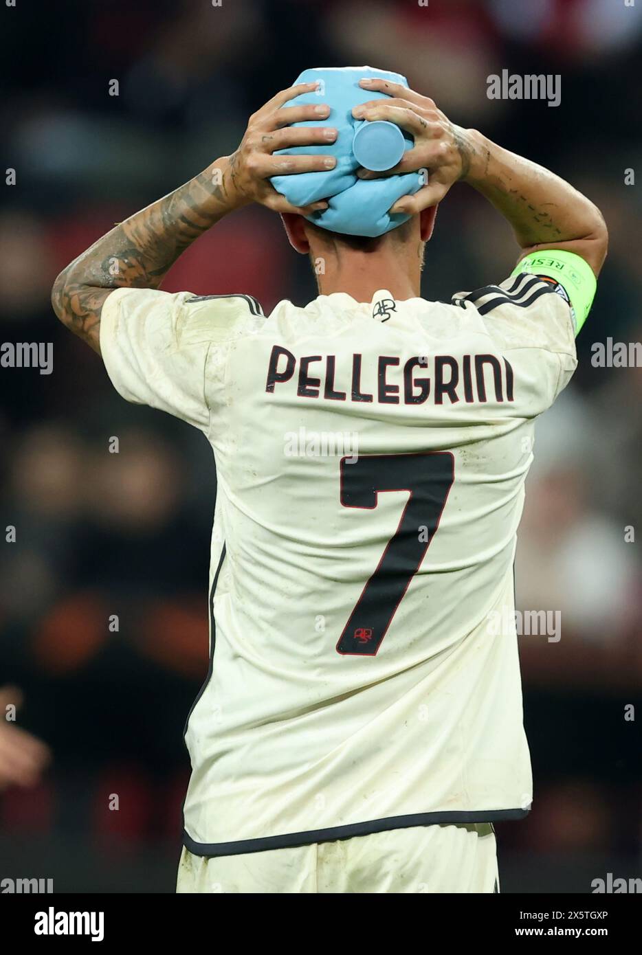 LEVERKUSEN, DEUTSCHLAND - 09. MAI: Lorenzo Pellegrini von AS Roma wird beim Halbfinale der UEFA Europa League 2023/24 in Leverkusen am 09. Mai 2024 in der BayArena verletzt. © diebilderwelt / Alamy Stock Stockfoto