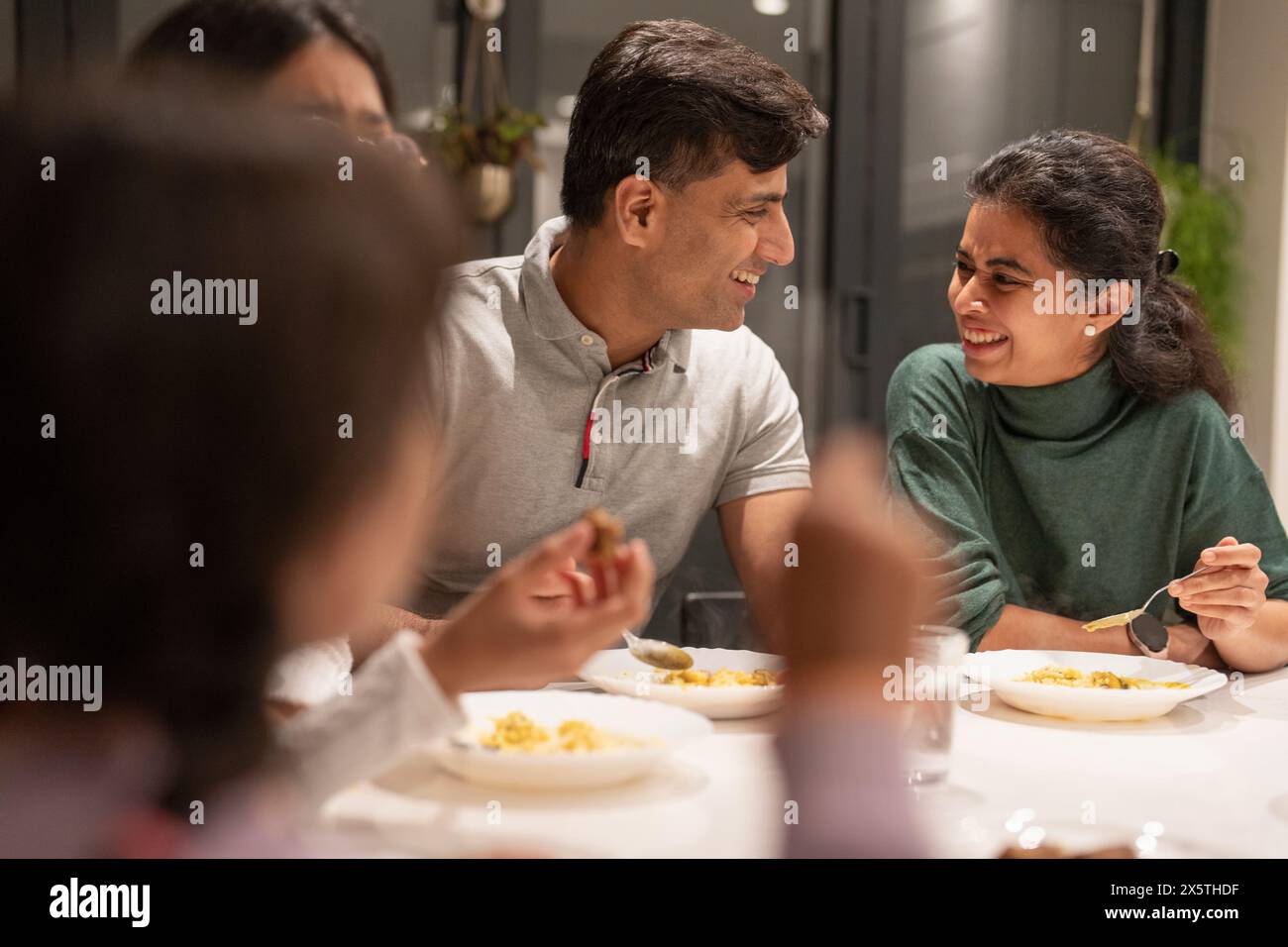 Familienessen zu Hause am Abend Stockfoto