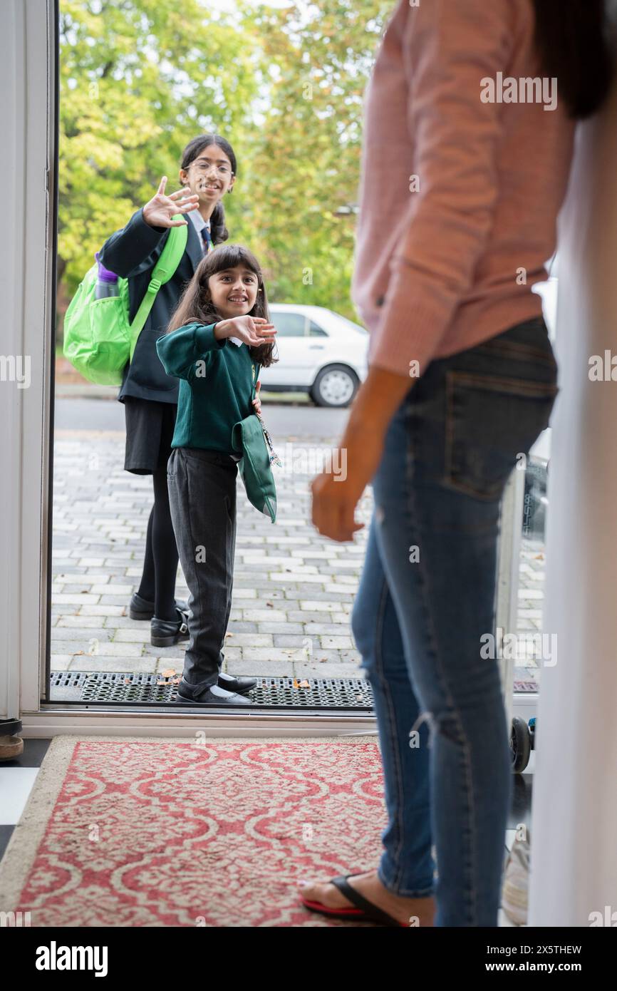 Schwestern gehen zur Schule Stockfoto
