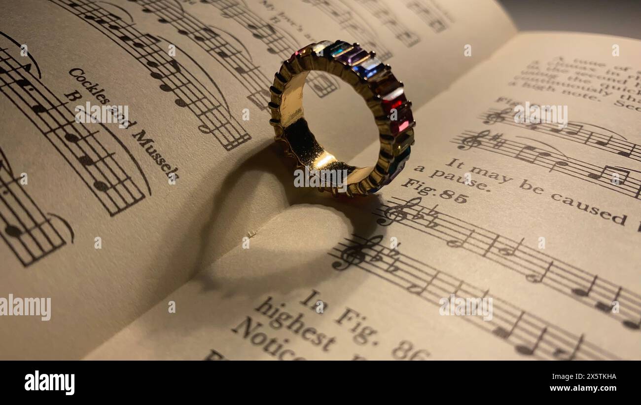 Ring, der Herzform auf dem Musikbuch erzeugt Stockfoto