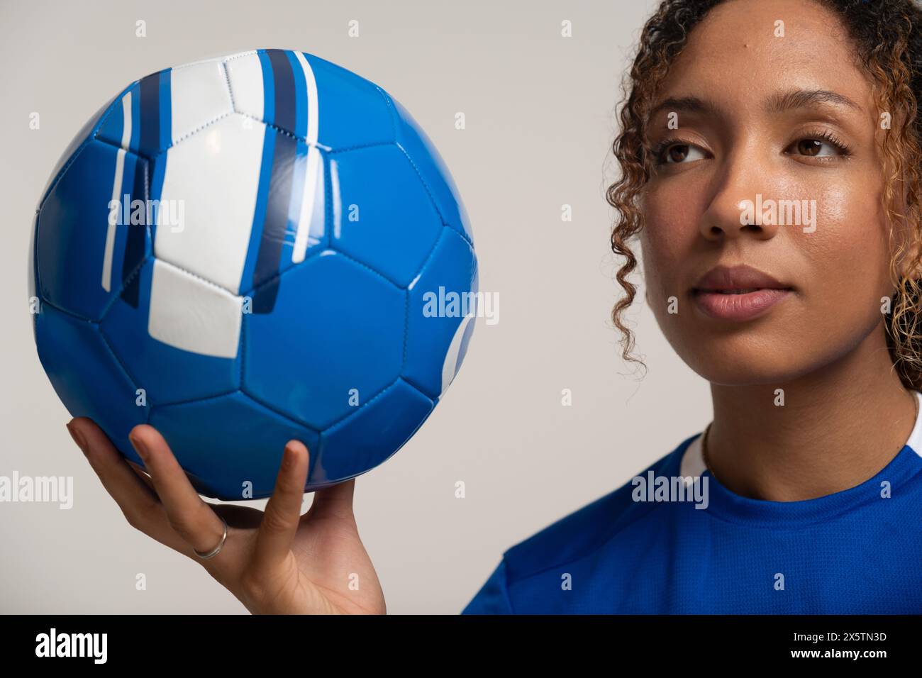 Porträt einer Frau mit Volleyballball Stockfoto