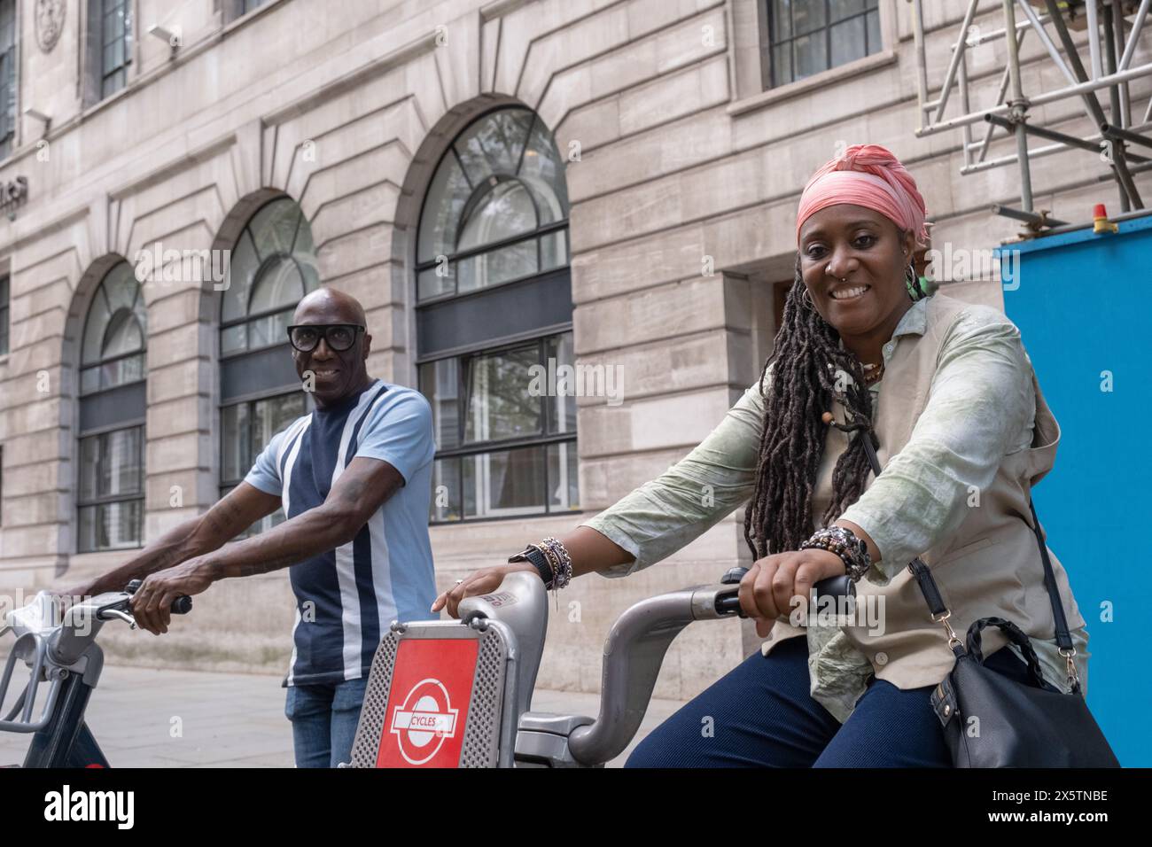Großbritannien, London, Älteres Ehepaar mit dem Stadtrad auf der Straße Stockfoto