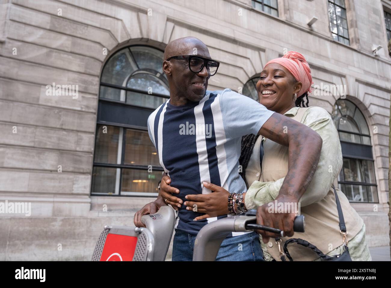Großbritannien, London, Älteres Ehepaar mit dem Stadtrad auf der Straße Stockfoto