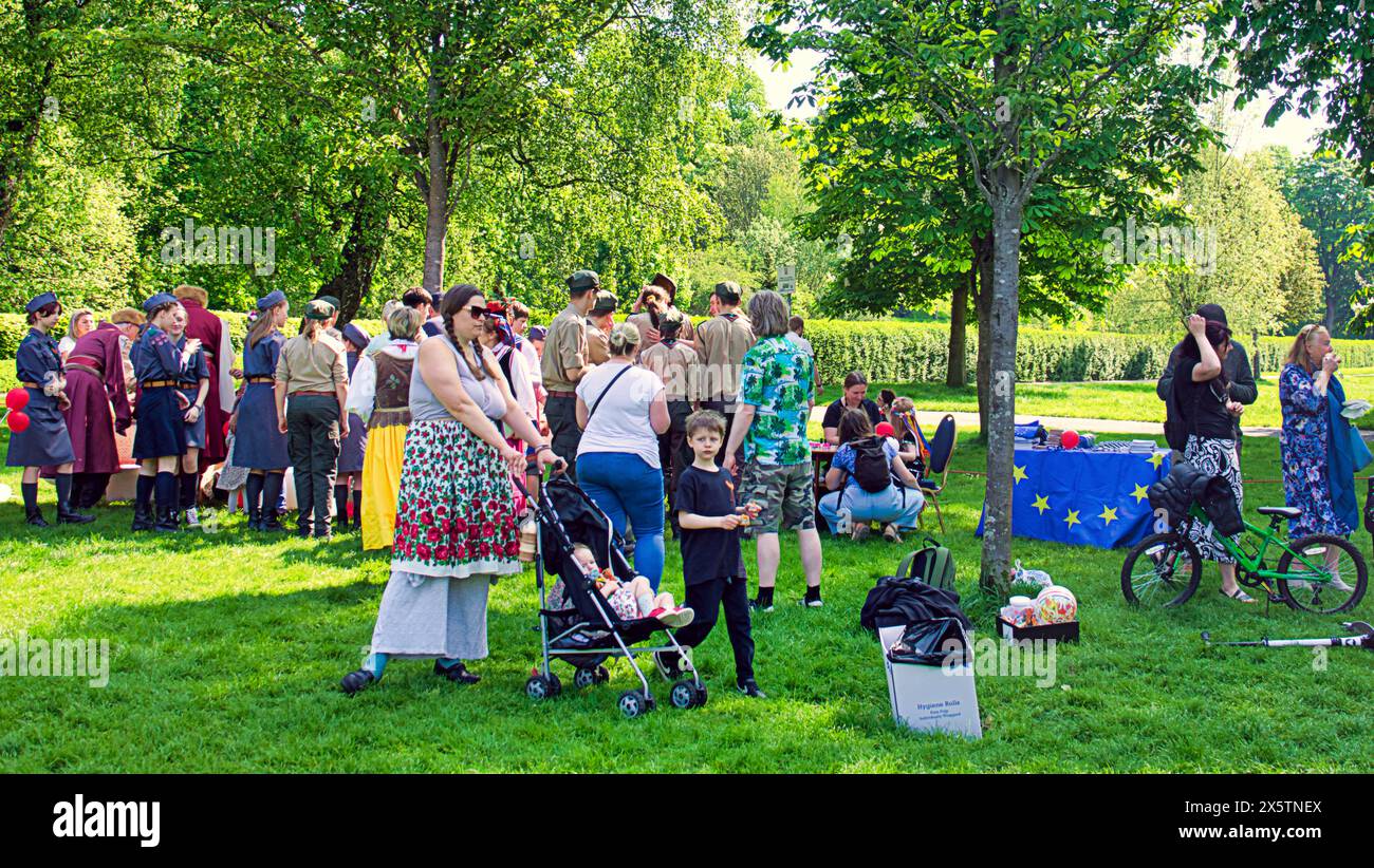 Glasgow, Schottland, Großbritannien. 11. Mai 2024: Der Tag des polnischen Kulturerbes wurde im Kelvingrove Park mit den lokalen polnischen Pfadfindern gefeiert, die sich mit der lokalen Kultur und den Kindern beschäftigen, gefolgt von einer Kunstausstellung im polnischen Club Glasgow. Credit Gerard Ferry /Alamy Live News Stockfoto