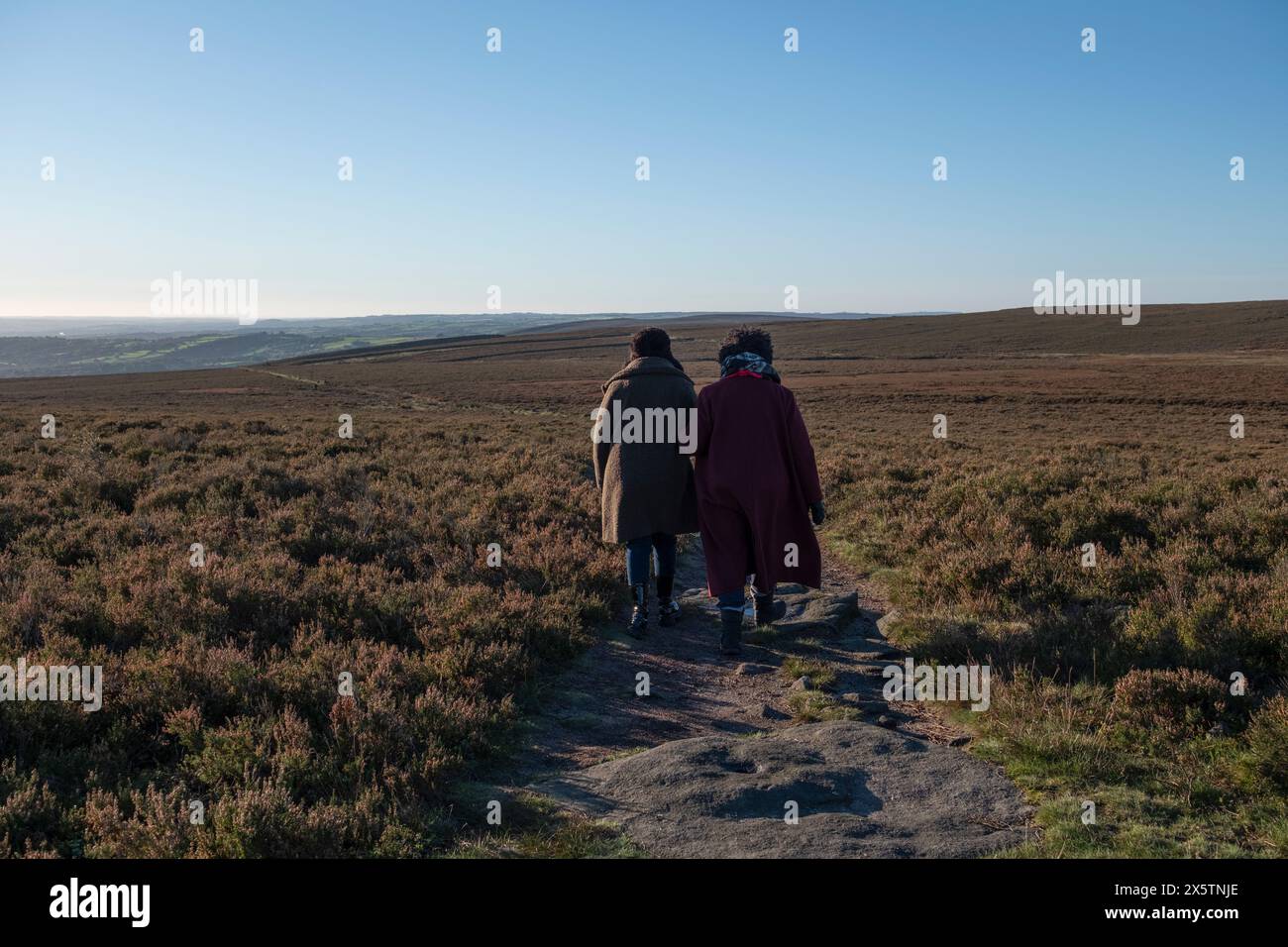 Rückansicht zweier Frauen, die im Moor wandern Stockfoto