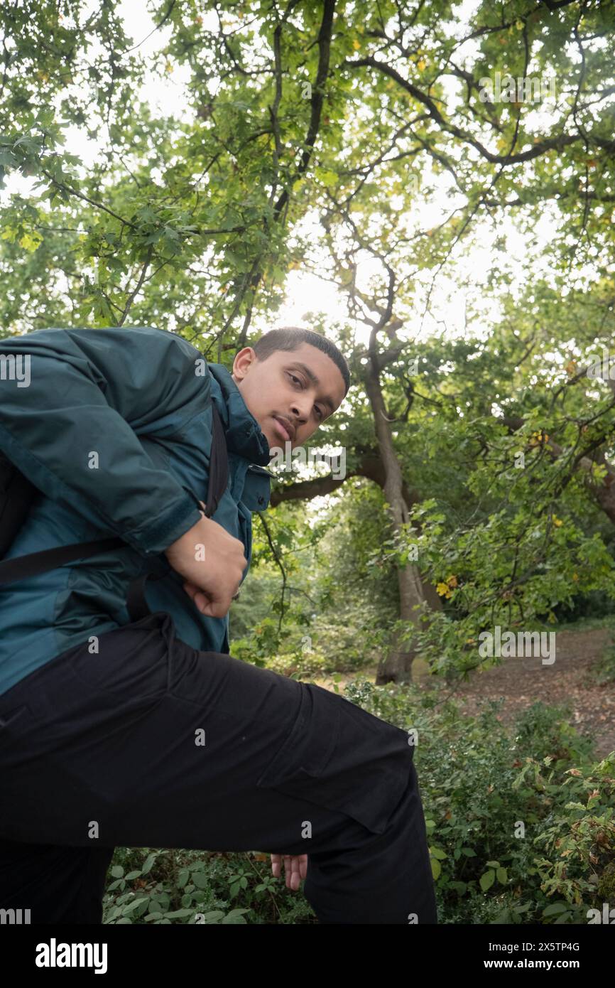 Porträt eines Mannes mit Rucksack, der im Wald wandert Stockfoto
