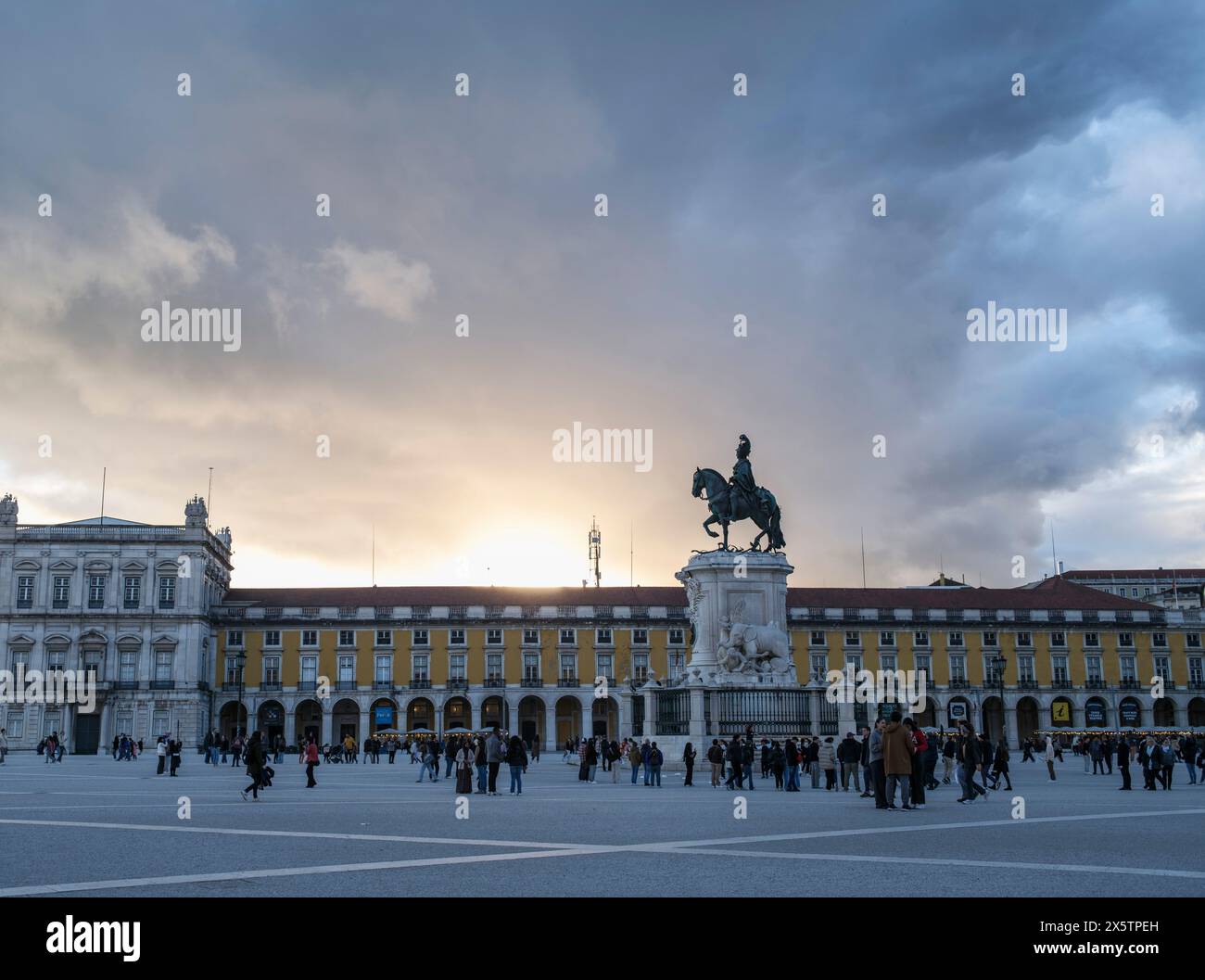 Menschen beobachten in Lissabon, Straßenfotografie - Praca Commercial, Haupthafen am Meer. Sonnenuntergang hinter der Statue von König José 1. Stockfoto