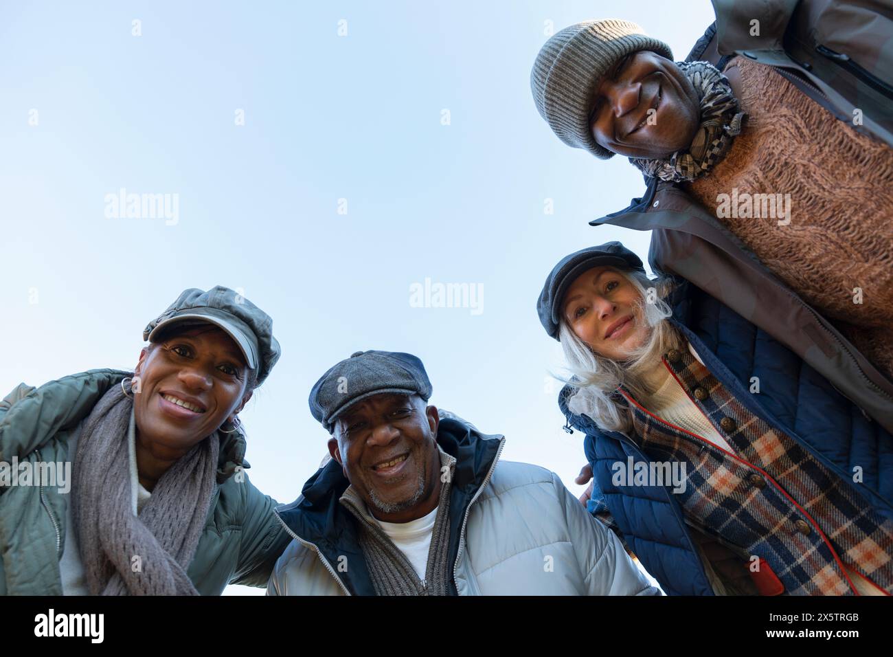 Lächelnde Leute, die in die Kamera schauen Stockfoto