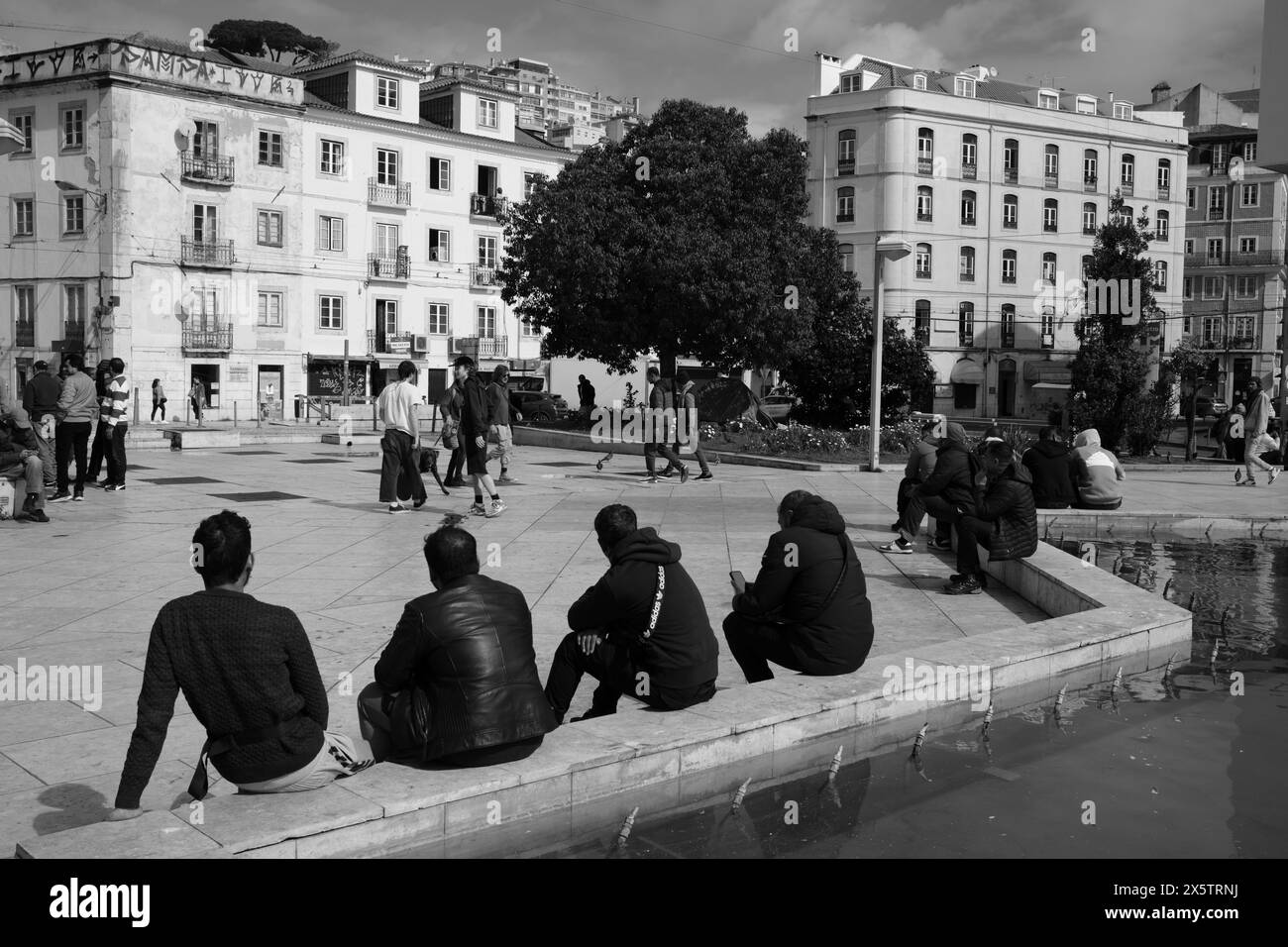 Menschen, die in Lissabon schauen, Straßenfotografie - eine Pause machen als YouTuber-Filme, Av. Alm. Gago Coutinho Stockfoto