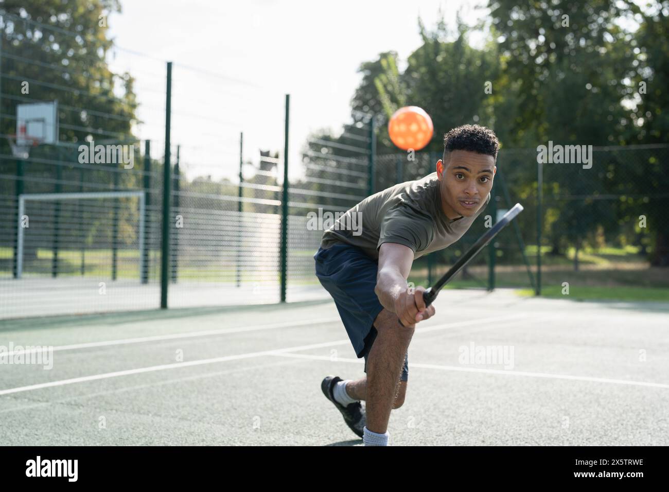 Mann, der Pickleball spielt Stockfoto