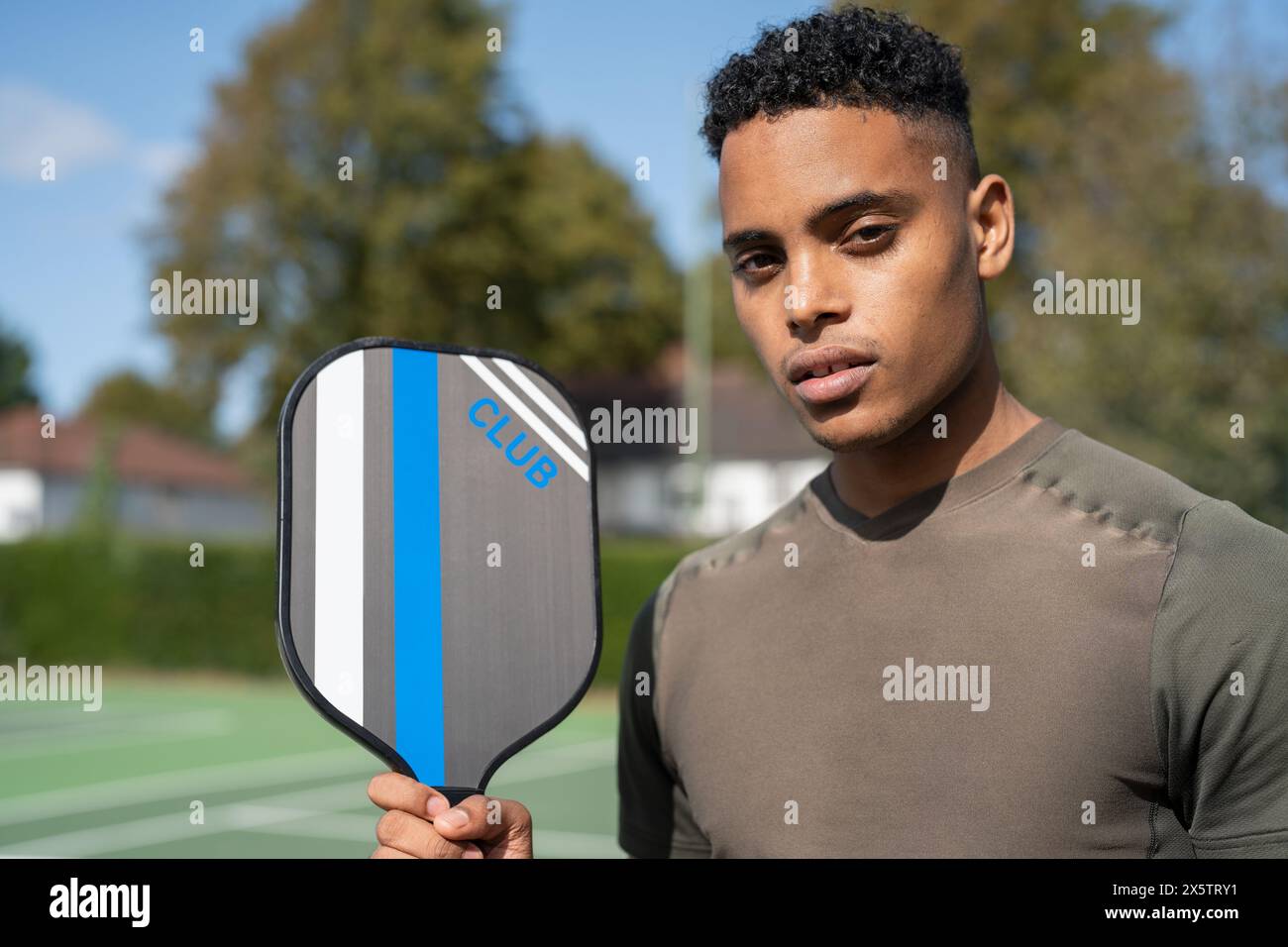 Porträt eines Mannes, der im Pickleball-Hof steht Stockfoto