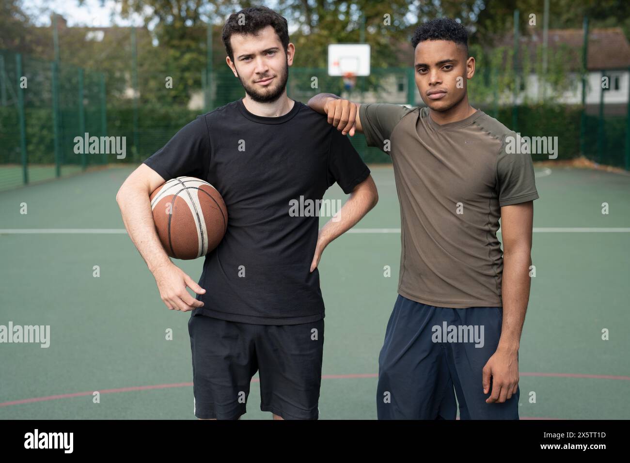 Porträt zweier Männer, die auf dem Basketballfeld stehen Stockfoto