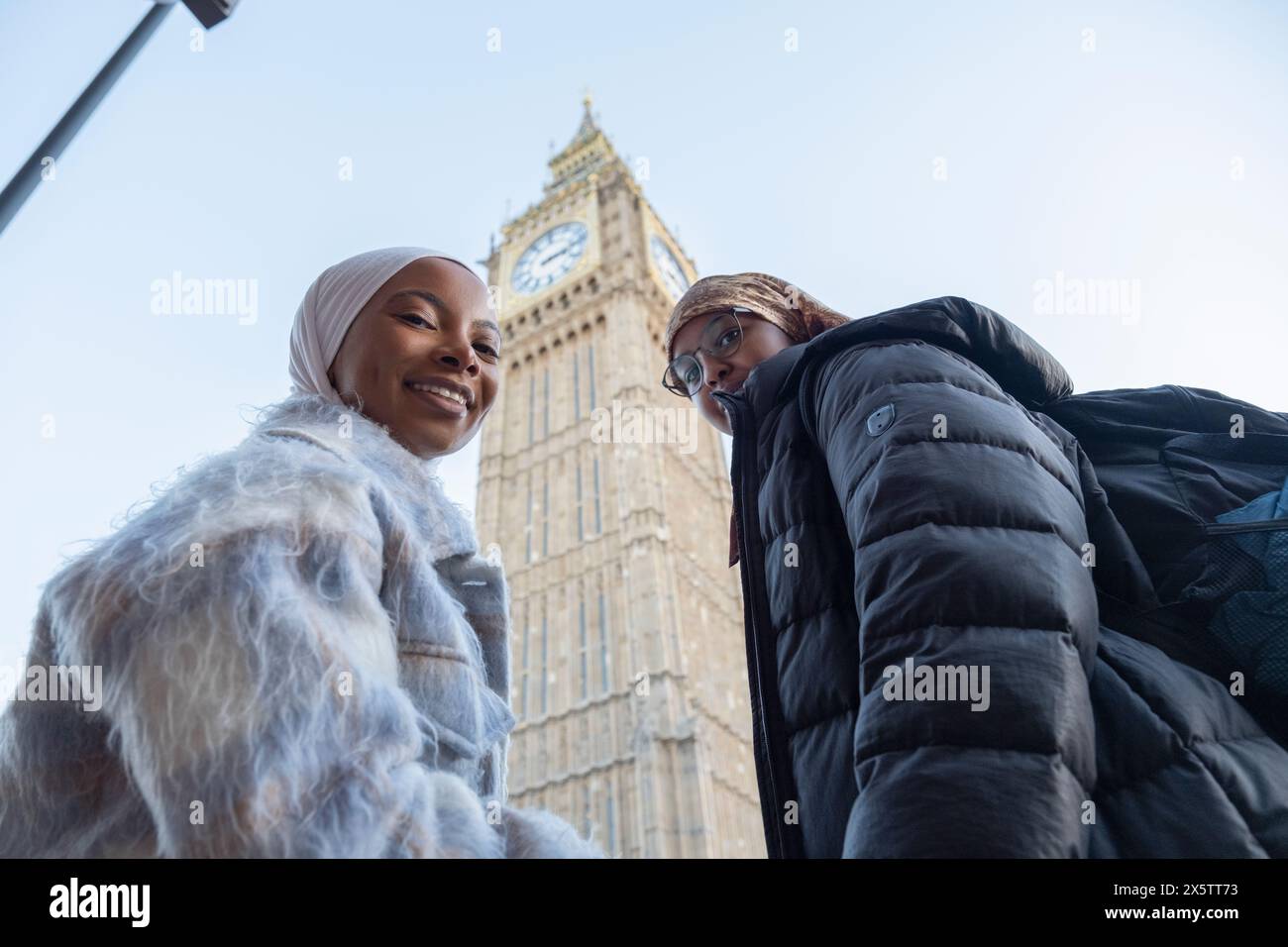 Großbritannien, London, Junge weibliche Touristen im Hijabs mit Big Ben im Hintergrund Stockfoto