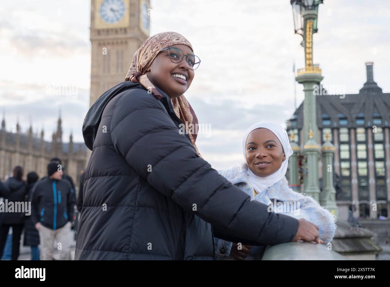 Großbritannien, London, Junge weibliche Touristen in Hijabs stehen auf der Westminster Bridge Stockfoto