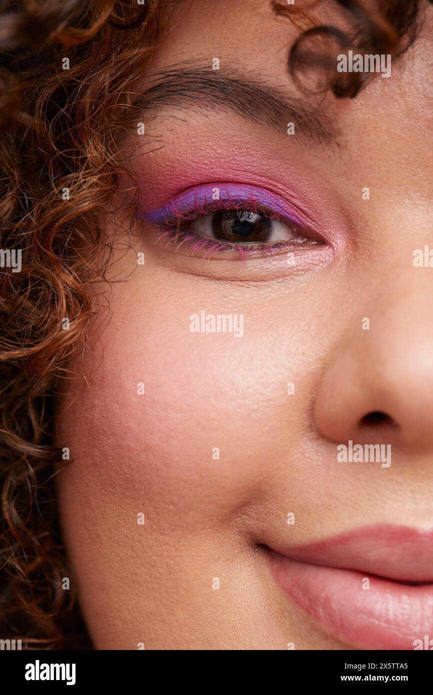 Brünette Frau mit rosa Augenschatten Stockfoto