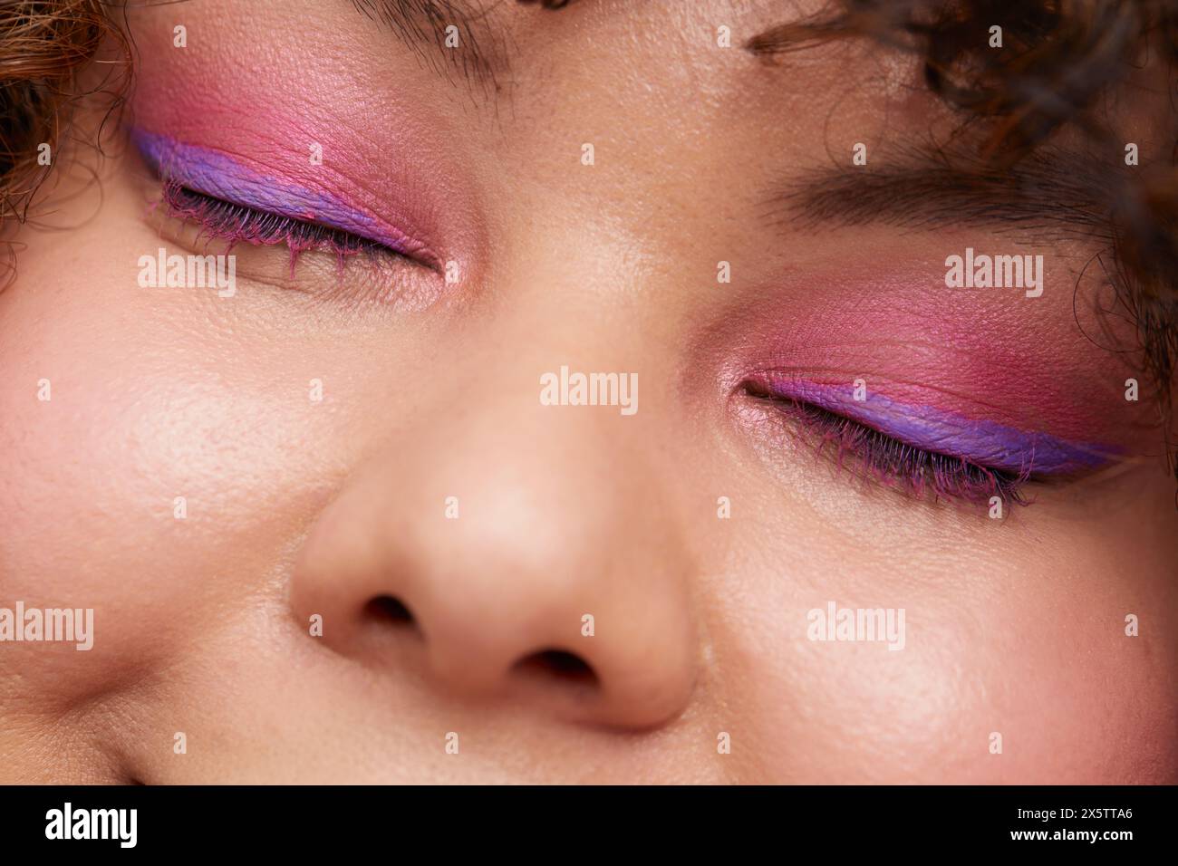 Frau mit rosa Augenschatten Stockfoto