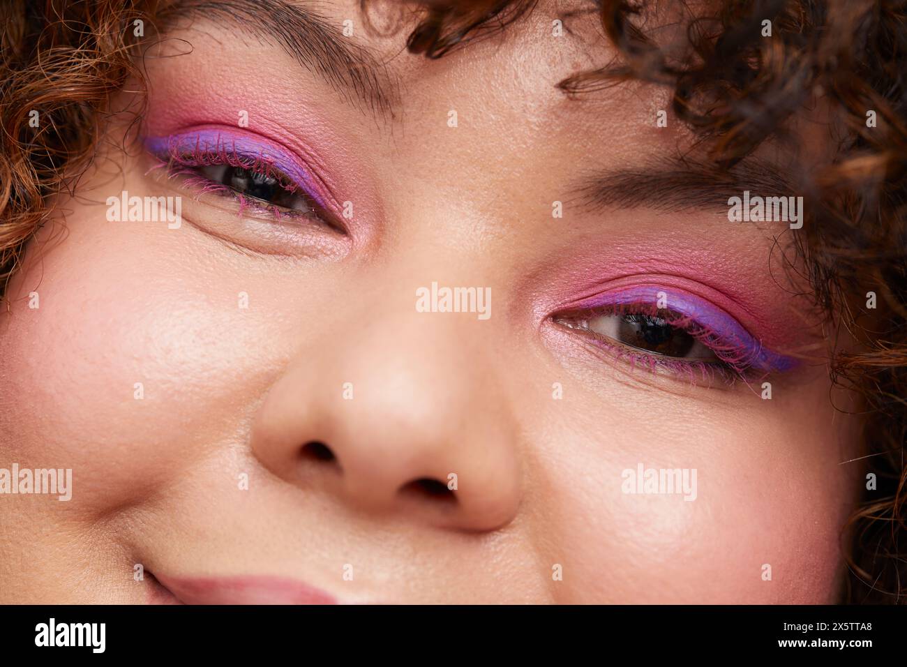 Brünette Frau mit rosa Augenschatten Stockfoto
