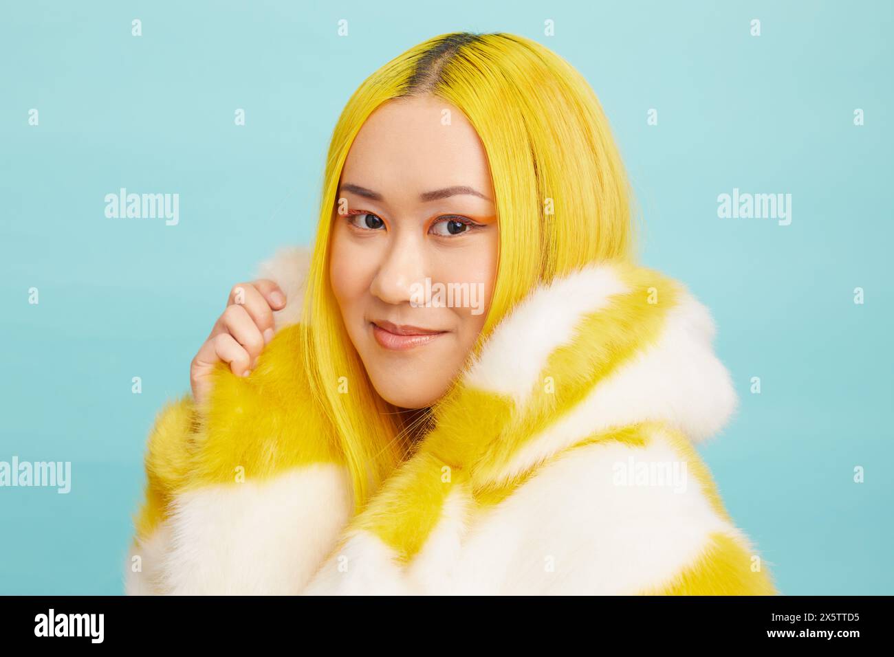 Frau mit langen gelben Haaren, mit Pelzmantel Stockfoto