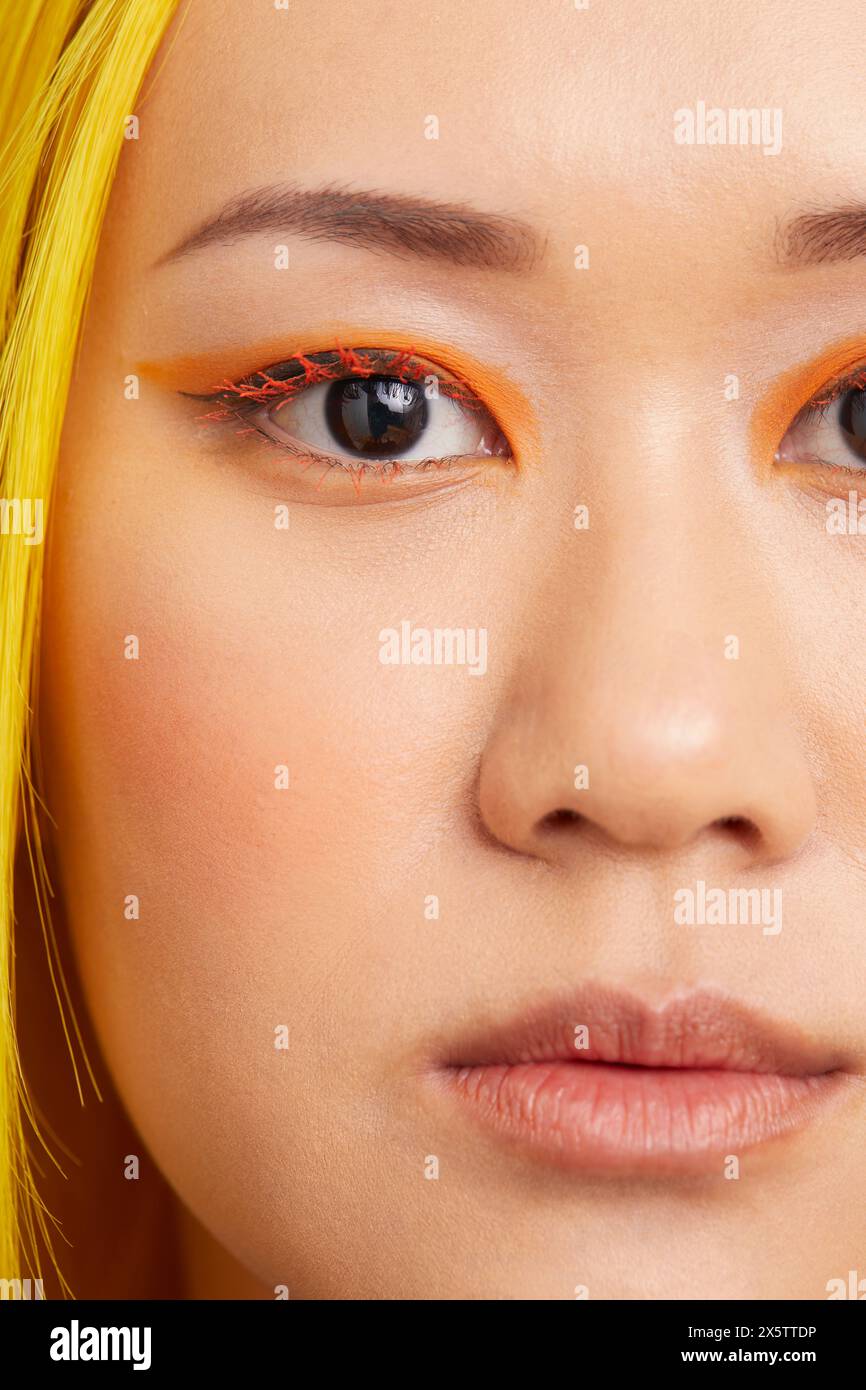 Porträt einer Frau mit orangefarbenem Make-up Stockfoto
