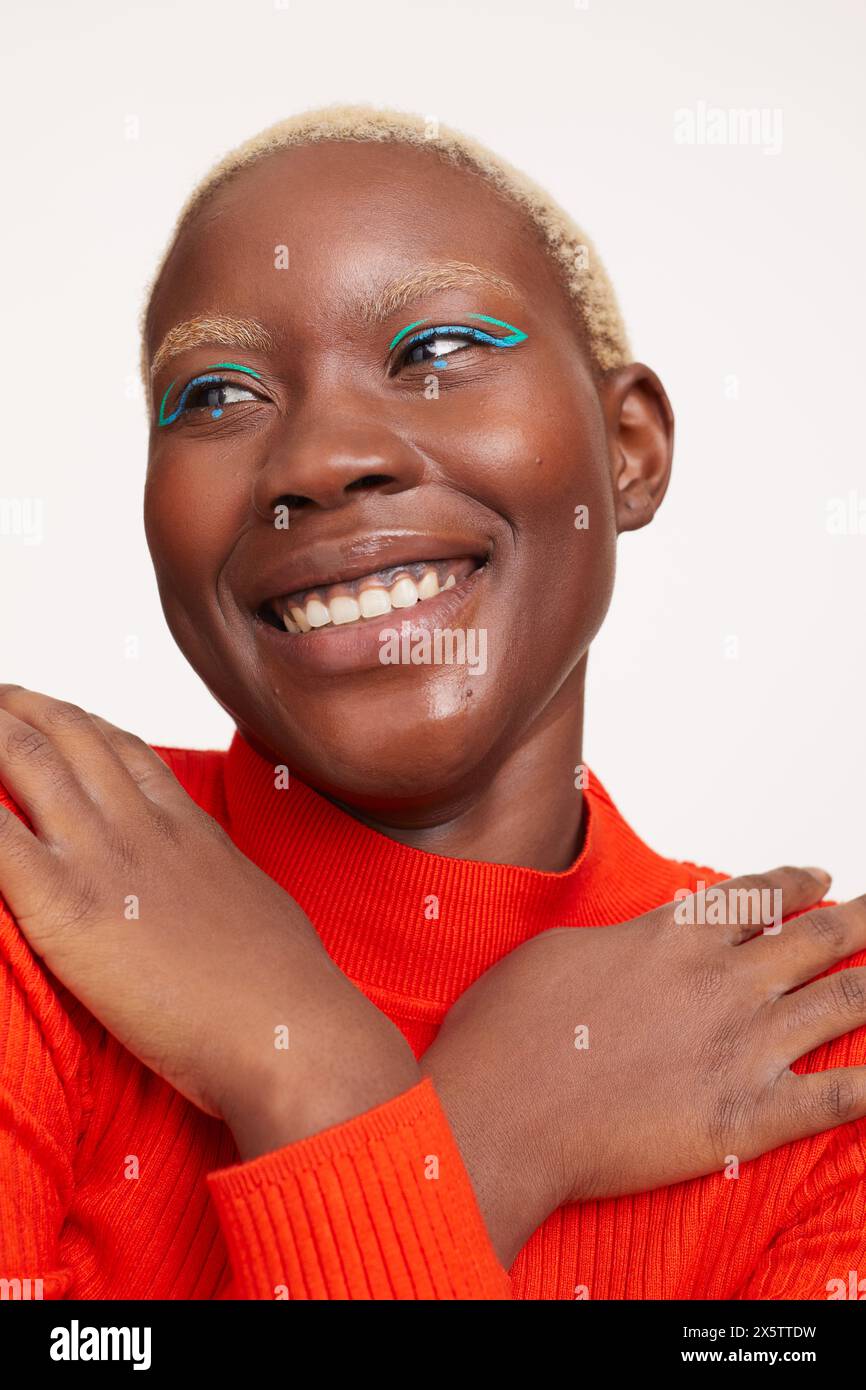 Lächelnde Frau mit kurzen weißen Haaren, Arme gekreuzt Stockfoto