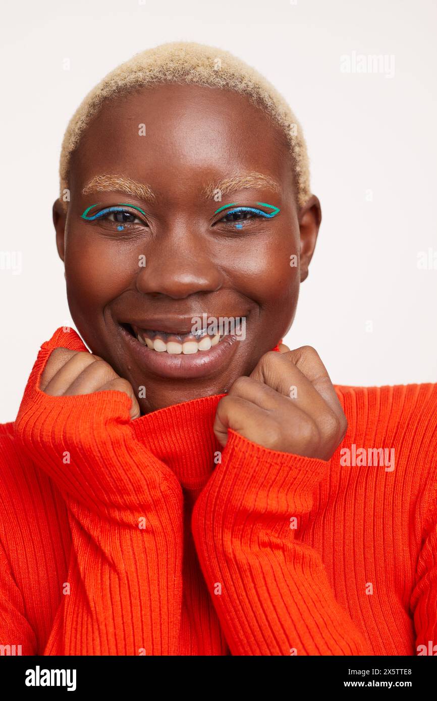 Porträt einer lächelnden Frau mit kurzen weißen Haaren, die in die Kamera blickt Stockfoto
