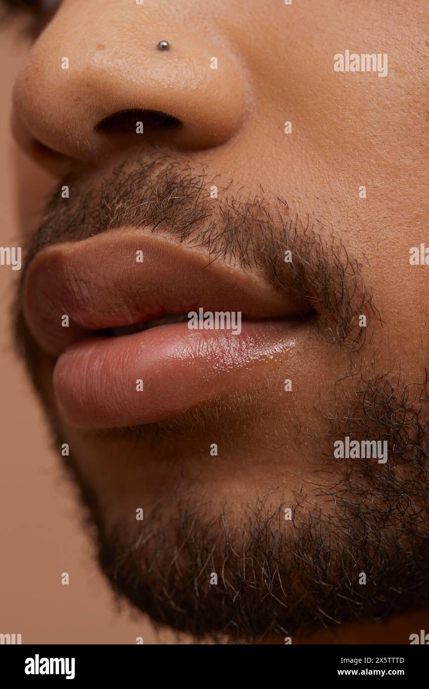 Nahaufnahme von Mans Lippen und Stoppeln Stockfoto