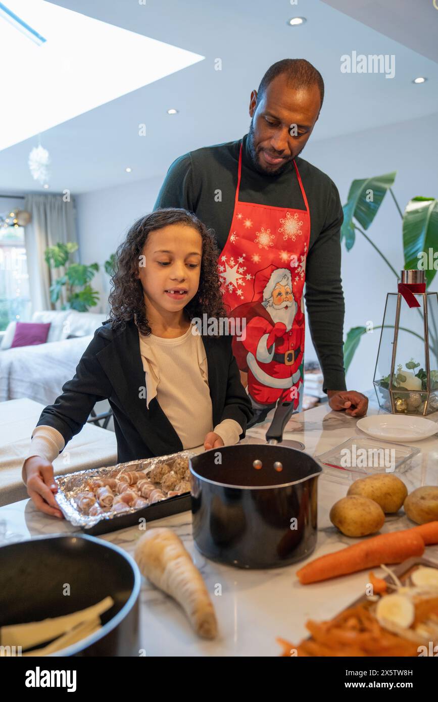Vater und Tochter bereiten Fleischbällchen für das Weihnachtsessen in der Küche vor Stockfoto