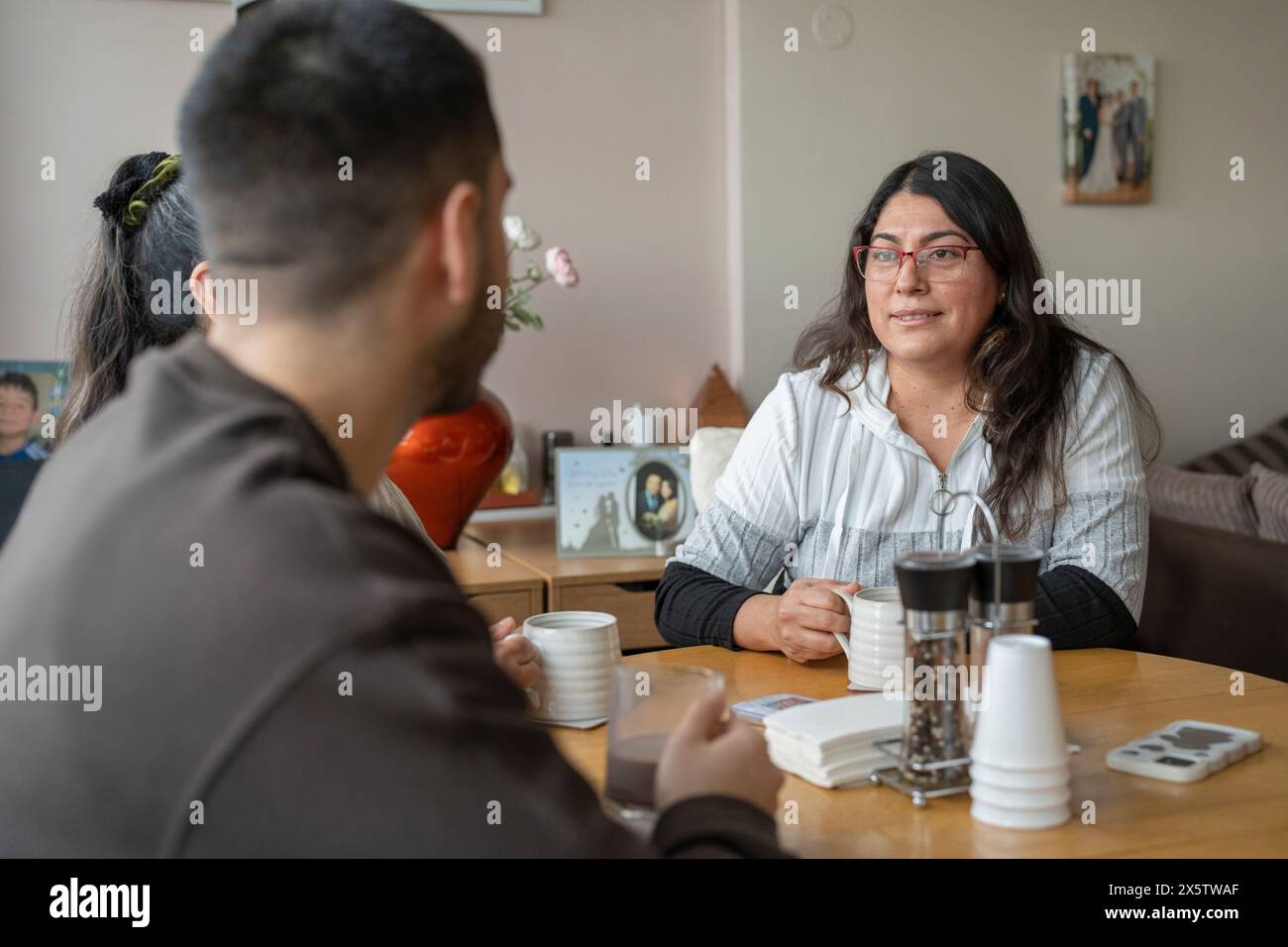 Familie mit drei Generationen trinkt zu Hause Tee Stockfoto