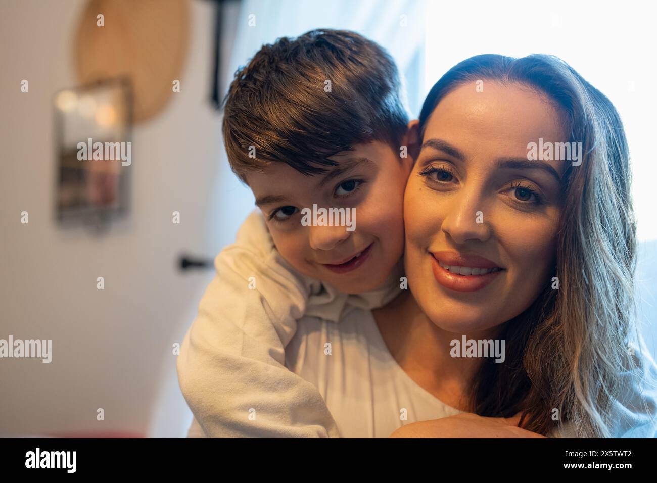 Porträt von Mutter und Sohn (6-7) umarmen Stockfoto