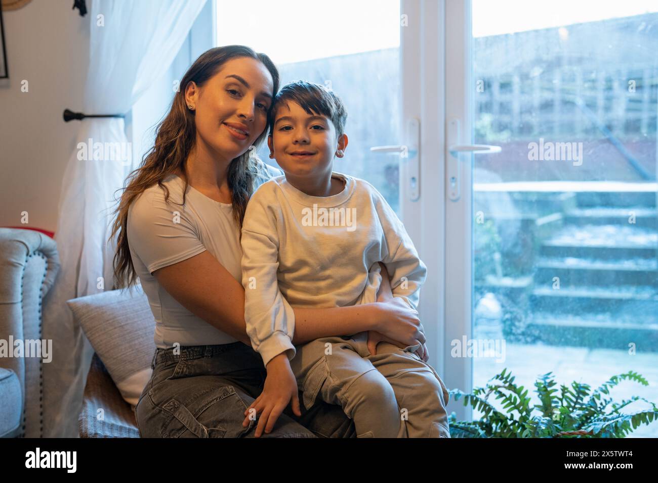 Porträt von Mutter und Sohn (6-7) umarmen Stockfoto