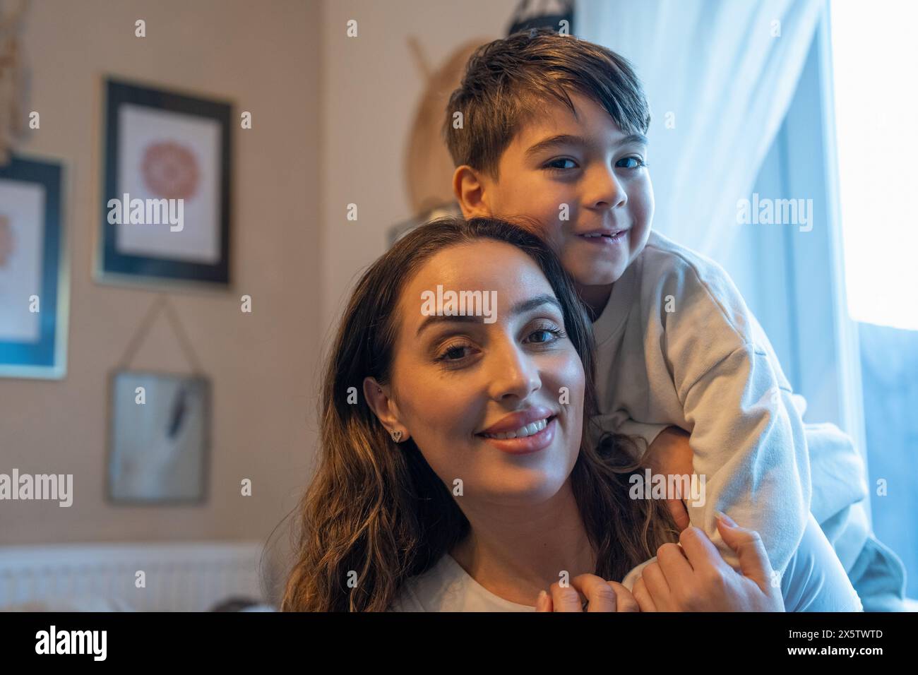 Porträt von Mutter und Sohn (6-7) umarmen Stockfoto