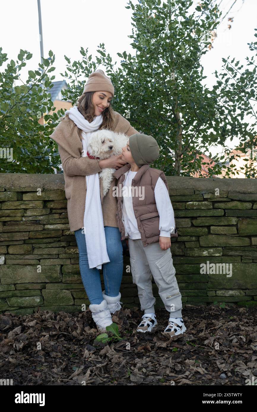 Porträt von Mutter und Sohn (6-7) in Winterkleidung Stockfoto