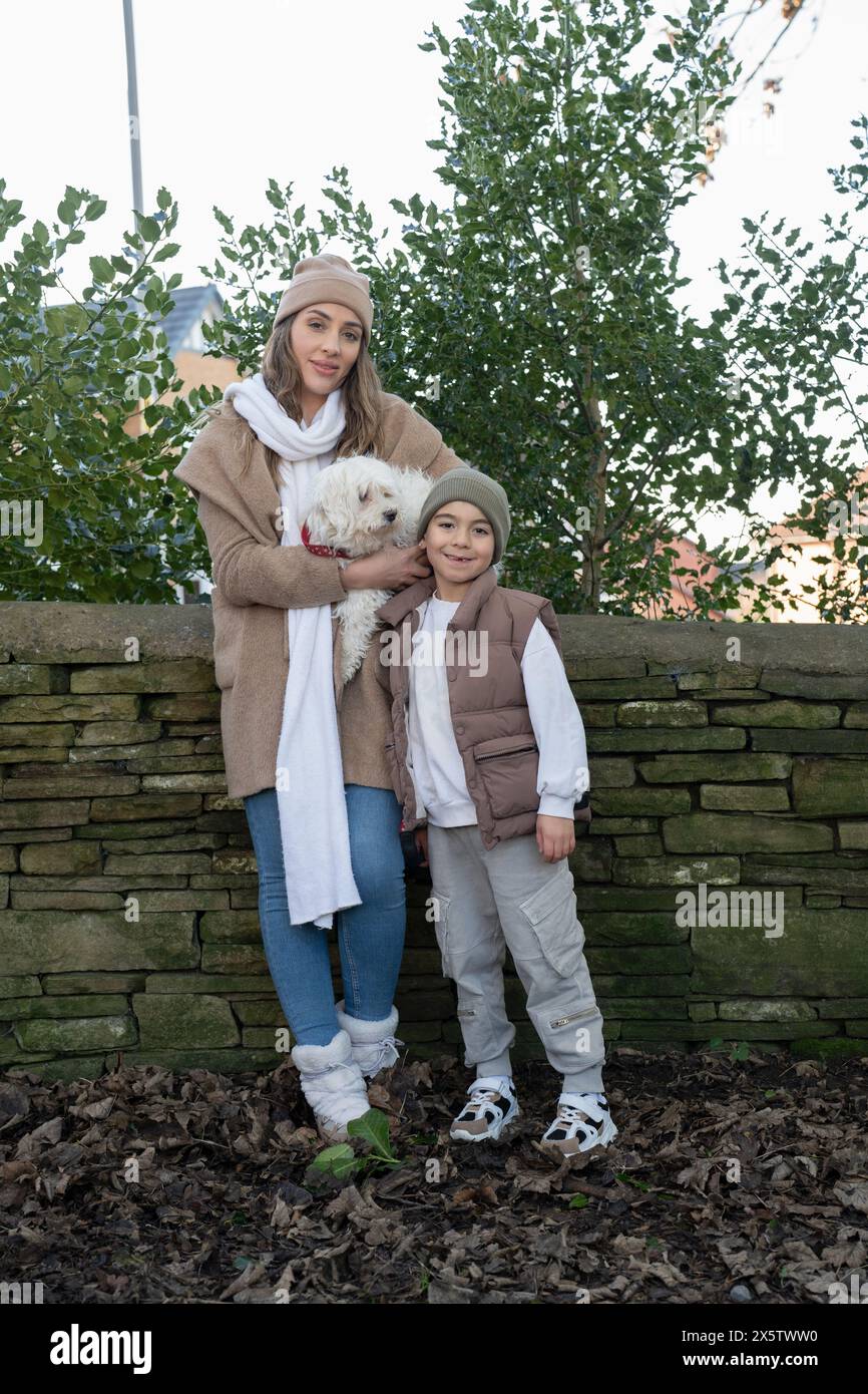 Porträt von Mutter und Sohn (6-7) in Winterkleidung Stockfoto
